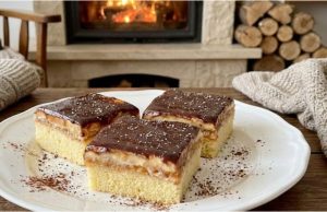 Vrstvený jablečný koláč s vanilkovým krémem: Dezert, který si okamžitě zamilujete Vrstvený jablkový koláč s vanilkovým krémem a čokoládovou polevou