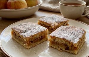 Jemný jablečný koláč „Dvanáctilžíčák“: Šťavnatý dezert s vůní skořice Jablečný koláč na lžíce – jednoduchý hrnkový moučník s rumovými rozinkami