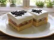 Lehký jablečný koláč s tvarohem a šlehačkou – nadýchaný dezert ke kávě