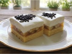 Lehký jablečný koláč s tvarohem a šlehačkou – nadýchaný dezert ke kávě