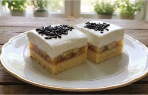 Jablečný zákusek s tvarohovou šlehačkou Lehký jablečný koláč s tvarohem a šlehačkou – nadýchaný dezert ke kávě