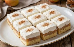 Obrácený jablečný zákusek Obrácený jablečný koláč se šlehačkou – vláčný a šťavnatý dezert z plechu