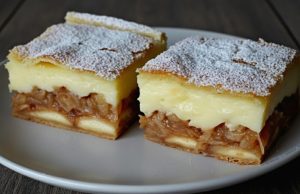 Jablkovo-pudinkový koláč z listového těsta: Křupavé a krémové pokušení Jablečný koláč s pudinkem a piškoty z listového těsta – vláčný jako krémeš