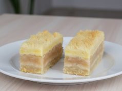 Hrnkový jablečný koláč s tvarohem a mandlovou drobenkou