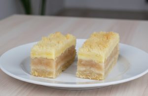 Hrnkový jablečný koláč bez hnětení: Sypaná dobrota s tvarohem a mandlemi Hrnkový jablečný koláč s tvarohem a mandlovou drobenkou