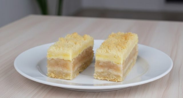 Hrnkový jablečný koláč s tvarohem a mandlovou drobenkou