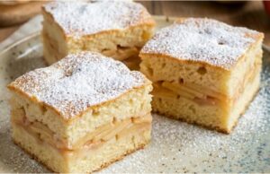 Kynutý jablečný koláč s jahodovým nádechem: Šťavnatost v každém soustu Jablečný kynutý koláč s jahodovým pudinkem – vláčný i druhý den