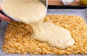 Nastrouhejte na plech jablka a zalijte těstem: Dokonalý víkendový koláč téměř bez práce Jablečný koláč naruby – rychlý obrácený koláč z nastrouhaných jablek hotový za 35 minut