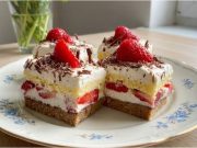 Jahodové řezy s mascarpone a bílou čokoládou: Dvoubarevné pokušení Dvoubarevné řezy s jahodami, mascarpone a bílou čokoládou