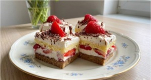 Jahodové řezy s mascarpone a bílou čokoládou: Dvoubarevné pokušení Dvoubarevné řezy s jahodami, mascarpone a bílou čokoládou