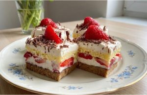 Jahodové řezy s mascarpone a bílou čokoládou: Dvoubarevné pokušení Dvoubarevné řezy s jahodami, mascarpone a bílou čokoládou