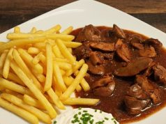 Kuřecí játra na slanině: Klasika, kterou buď milujete, nebo nenávidíte Poctivá kuřecí játra na slanině s cibulkou, tmavou omáčkou a křupavými hranolkami. Rychlý recept na oběd nebo večeři, který chutná jako z restaurace.