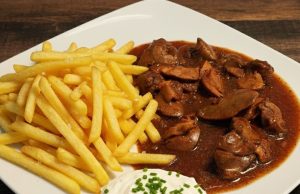 Kuřecí játra na slanině: Klasika, kterou buď milujete, nebo nenávidíte Poctivá kuřecí játra na slanině s cibulkou, tmavou omáčkou a křupavými hranolkami. Rychlý recept na oběd nebo večeři, který chutná jako z restaurace.