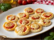 Klobásové jednohubky z listového těsta se sýrem – rychlé pohoštění pro návštěvu