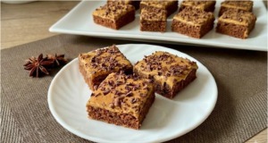 Perník s karamelovým krémem: Vláčný hrníčkový recept pro milovníky Salka Luxusní perník s karamelovým krémem a povidly – vláčný moučník ke kávě