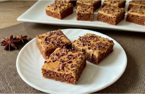 Perník s karamelovým krémem: Vláčný hrníčkový recept pro milovníky Salka Luxusní perník s karamelovým krémem a povidly – vláčný moučník ke kávě