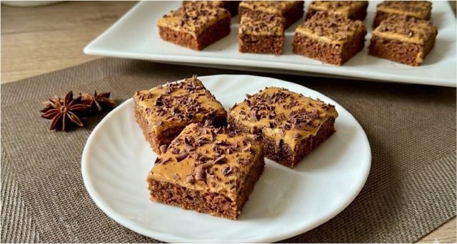 Luxusní perník s karamelovým krémem a povidly – vláčný moučník ke kávě Luxusní perník s karamelovým krémem a povidly – vláčný moučník ke kávě