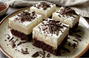 Nebeské kaštanové řezy: Elegantní dezert s chutí luxusu Kaštanové řezy s kakaovým piškotem a šlehačkou – slavnostní dezert s rumovou vůní