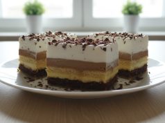 Kinder bueno řezy s nadýchaným ořechovým korpusem, dvěma pudinkovými krémy a šlehačkou.