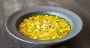 Kmínová polévka s vaječným kapáním: tradiční česká klasika