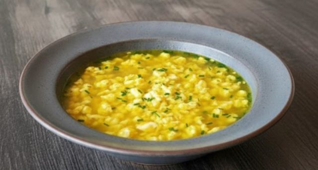 Kmínová polévka s vaječným kapáním: tradiční česká klasika Kmínová polévka s vaječným kapáním: tradiční česká klasika