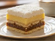 Fenomenální zákusek Sněhová královna: Elegantní řezy, které se rozplývají na jazyku Sněhová královna – luxusní vrstvený zákusek s pudinkovým krémem a BeBe sušenkami