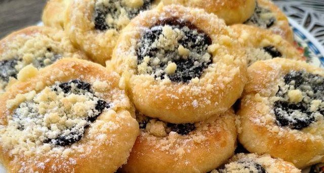 Koláčky bez kynutí: Bleskové pečení se smetanou a povidly