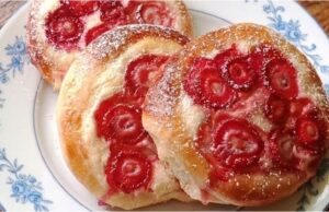 Vláčné žloutkové koláčky s tvarohem a ovocem Jemné kynuté koláčky s tvarohem: Nadýchané těsto, které zůstane měkké i druhý den