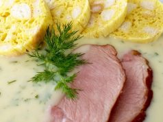 Koprová omáčka s uzeným masem a hrnečkovým knedlíkem: poctivý oběd trochu jinak