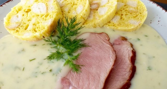 Koprová omáčka s uzeným masem a hrnečkovým knedlíkem: poctivý oběd trochu jinak