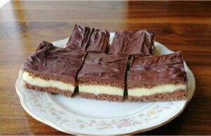 Pudinkové kostky se zakysanou smetanou a nádechem rumu Pudinkové kostky se zakysanou smetanou a rumem