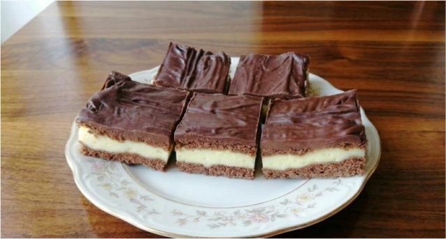 Pudinkové kostky se zakysanou smetanou a rumem