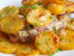 Skrytá krkovice pečená pod bramborami se smetanou – jednoduchý oběd z jednoho pekáče