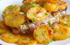 Skrytá krkovice: Šťavnaté maso pod bramborovou peřinou se smetanou Skrytá krkovice pečená pod bramborami se smetanou – jednoduchý oběd z jednoho pekáče