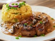 Vepřová krkovice na sušených houbách se smetanou – pomalu pečená klasika