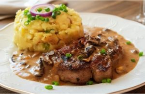 Vepřová krkovice na houbách a smetaně: Sytý oběd z jednoho pekáče Vepřová krkovice na sušených houbách se smetanou – pomalu pečená klasika