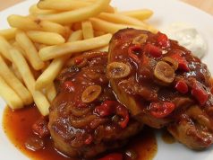 Vepřové kotlety na pivu a kečupu z jednoho pekáče – šťavnaté a plné chuti