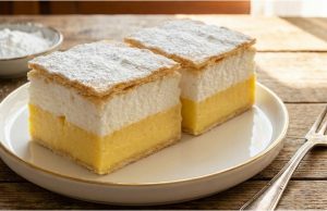 Francouzský krémeš: Luxusní nadýchaný dezert jako z nejlepší cukrárny Francouzský krémeš z listového těsta s vysokou vrstvou krému