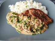 Vyzkoušejte recept na neuvěřitelně šťavnatou krkovici v krémové žampionové omáčce