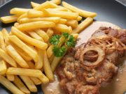 Vepřová krkovice s krémovou hořčičnou omáčkou – rychlý recept jako z restaurace