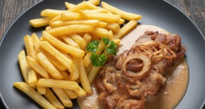 Šťavnatá krkovice s jemnou hořčičnou omáčkou a hranolky Vepřová krkovice s krémovou hořčičnou omáčkou – rychlý recept jako z restaurace