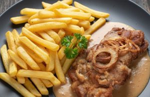 Vepřová krkovice s krémovou hořčičnou omáčkou – rychlý recept jako z restaurace