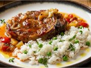 Pečená krkovička na zelenině – šťavnatý nedělní oběd z jednoho pekáče