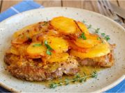 Krkovice z jednoho pekáče se smetanovými bramborami a kari cibulkou