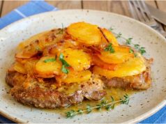 Krkovice z jednoho pekáče se smetanovými bramborami a kari cibulkou