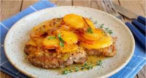 Krkovice z jednoho pekáče se smetanovými bramborami a kari cibulkou