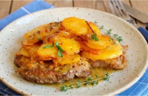 Šťavnatá krkovice zapečená se smetanovými bramborami a karamelizovanou cibulkou Krkovice z jednoho pekáče se smetanovými bramborami a kari cibulkou