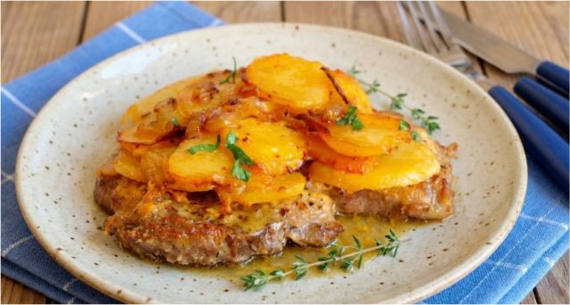 Krkovice z jednoho pekáče se smetanovými bramborami a kari cibulkou