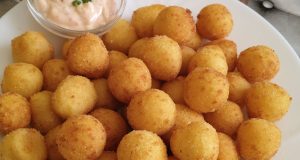 Domácí bramborové krokety se sýrem: Křupavé zvenku, vláčné uvnitř Domácí bramborové krokety se sýrem: Křupavé zvenku, vláčné uvnitř