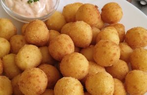 Domácí bramborové krokety se sýrem: Křupavé zvenku, vláčné uvnitř Domácí bramborové krokety se sýrem: Křupavé zvenku, vláčné uvnitř